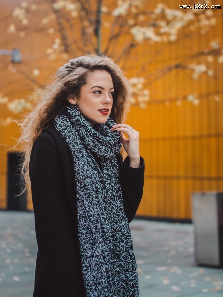 戴围巾的美女图片