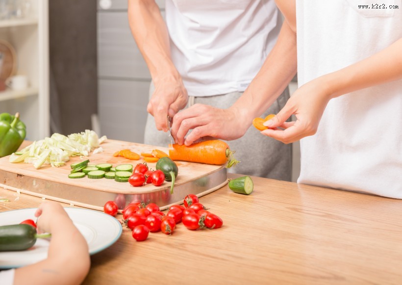 在厨房做饭的人们图片