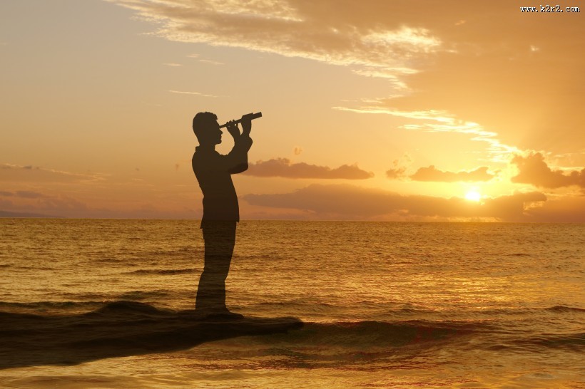 商务人士看向远方思考剪影图片大全