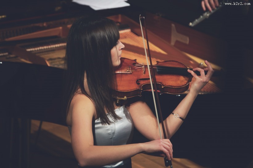 拉小提琴的人图片