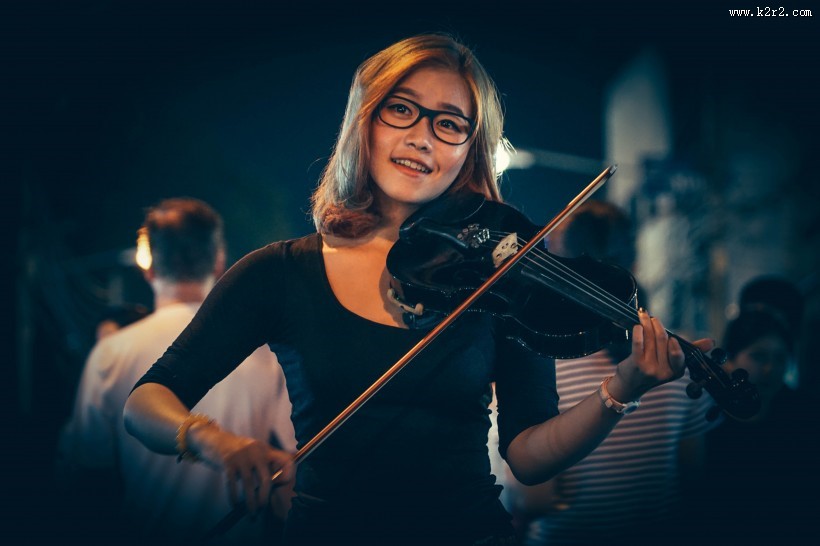 拉小提琴的人图片
