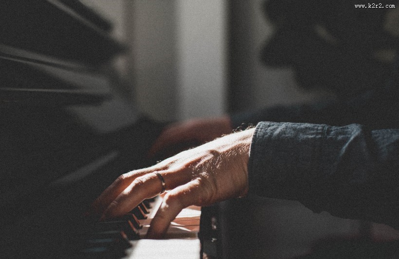 带着戒指的手的图片