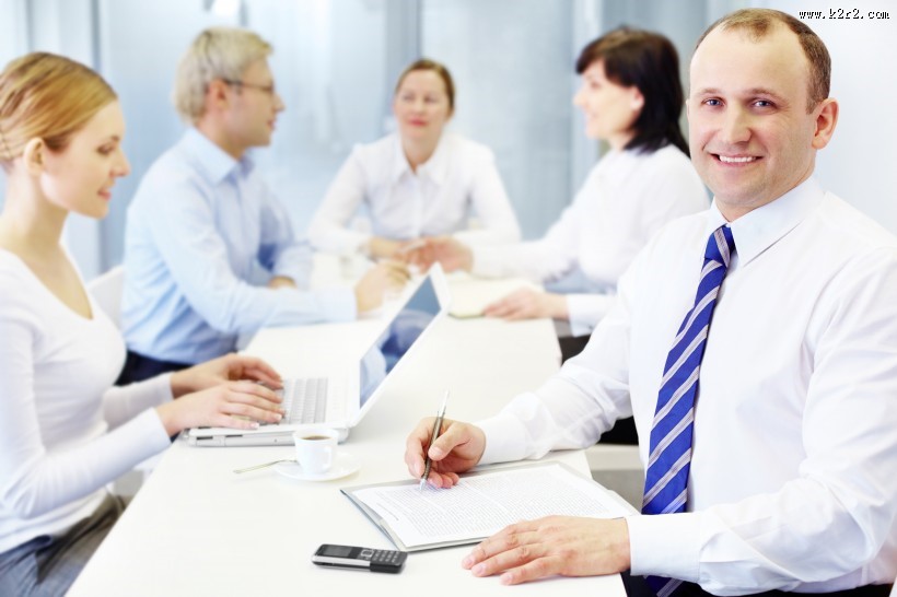 团队合作讨论工作的同事们图片