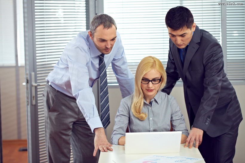 团队合作讨论工作的同事们图片