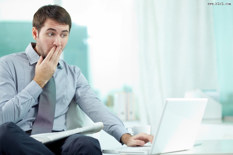 正在使用笔记本工作的商务白领图片