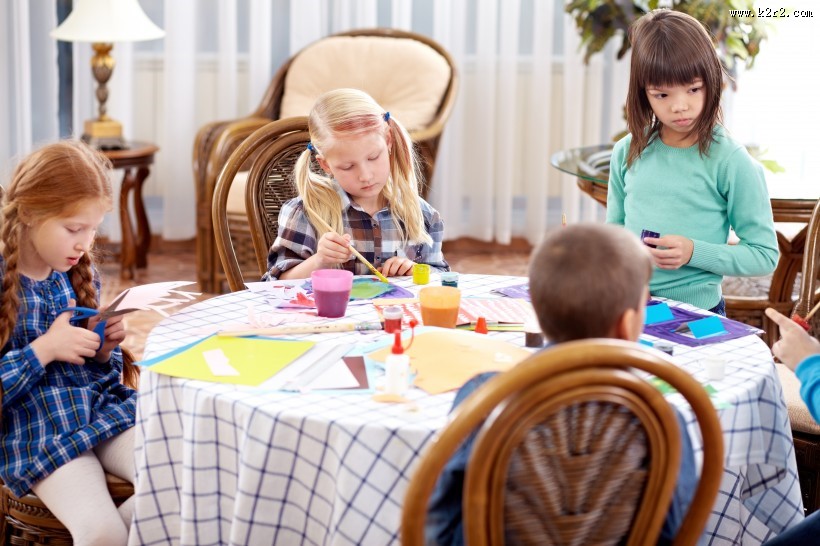 正在画画的儿童，创作中的美女图片