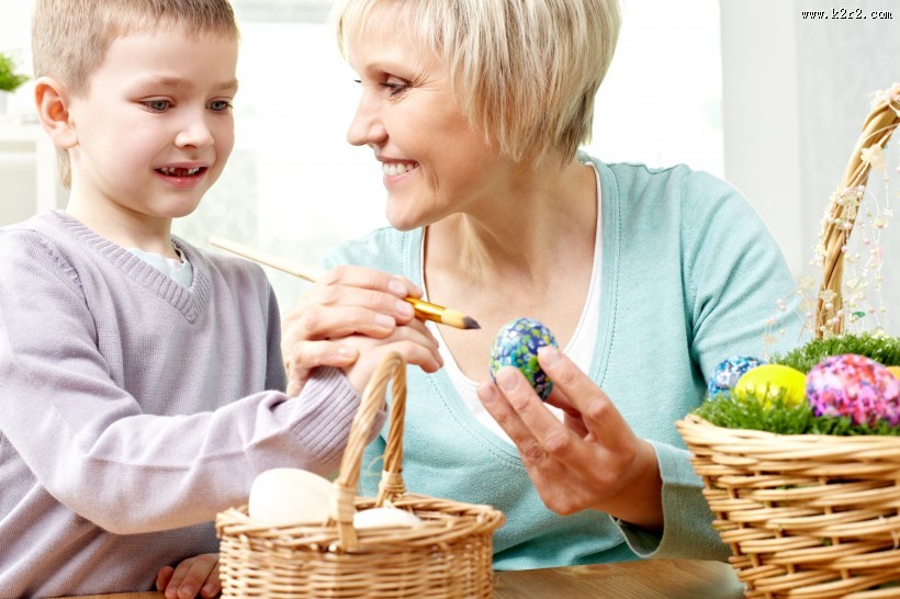 正在画画的儿童，创作中的美女图片