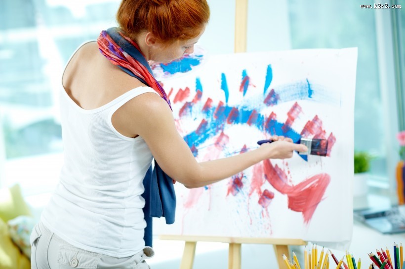 正在画画的儿童，创作中的美女图片