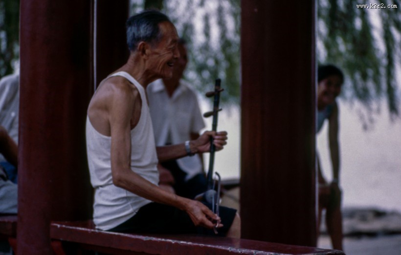 微笑的老年人图片