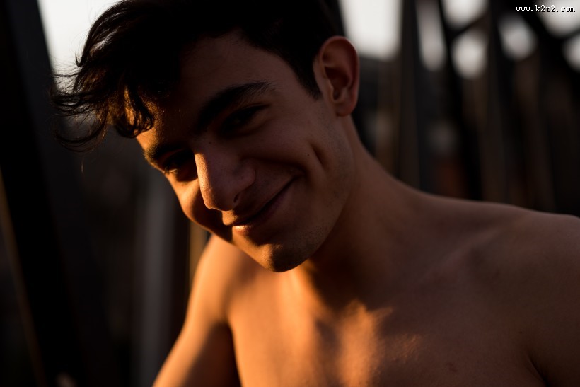 微笑的男生图片