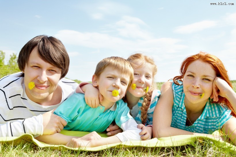 开心的一家人家庭图片