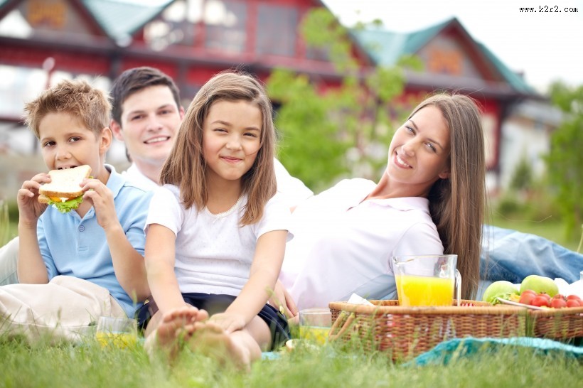 开心的一家人家庭图片