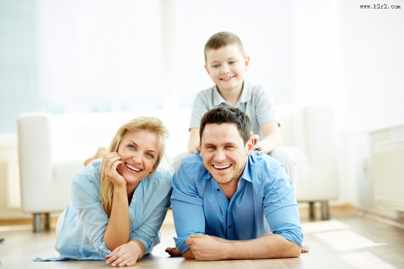 开心的一家人家庭图片