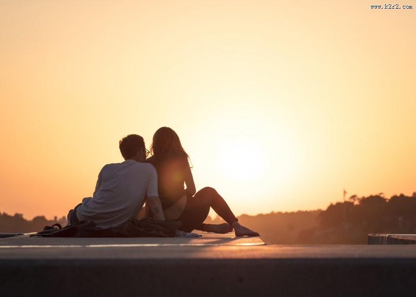 情侣坐姿背影图片
