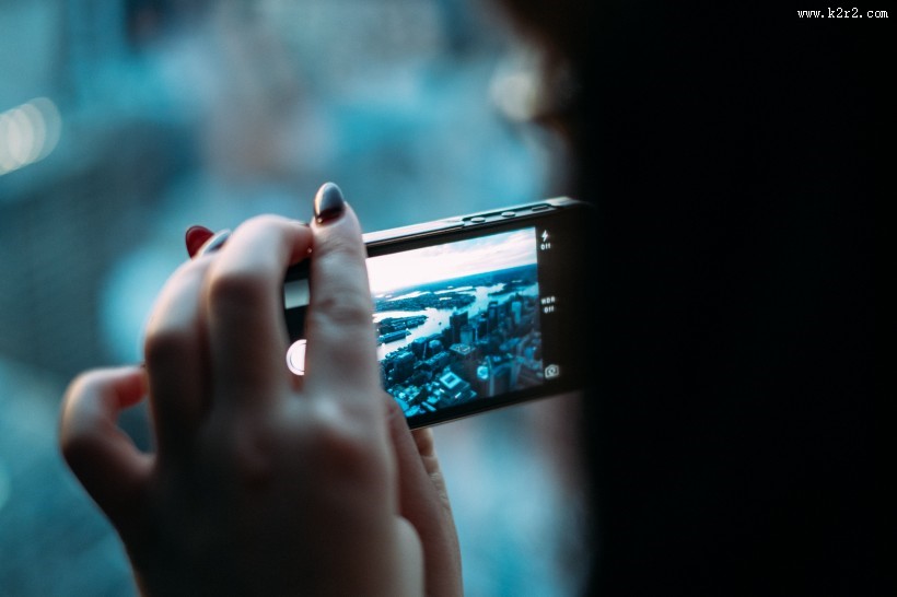 正在拍照的手机图片