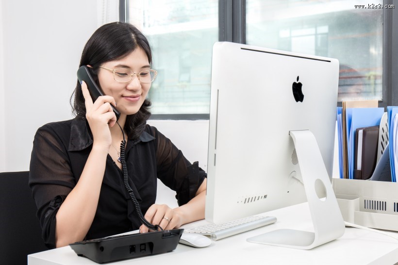 正在工作的女性客服图片