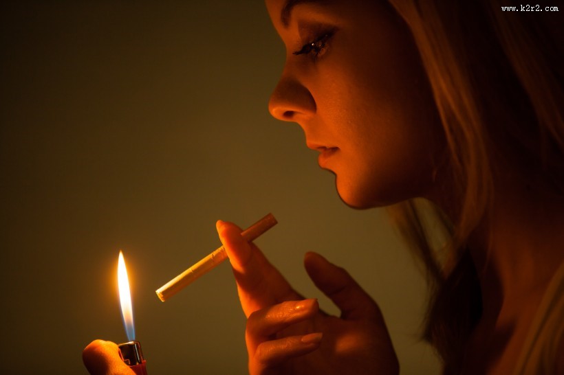 抽烟的欧美美女图片