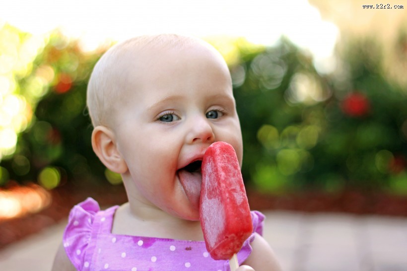 匆匆行人和开心吃冰淇淋的人图片大全