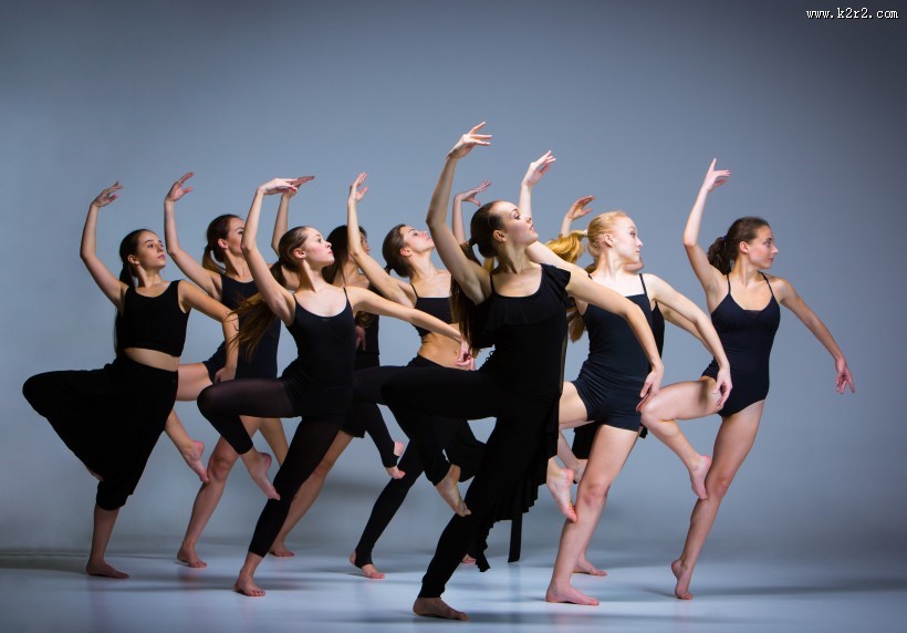 美女跳芭蕾舞的图片