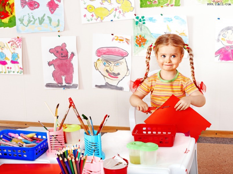 小朋友快乐玩耍的图片