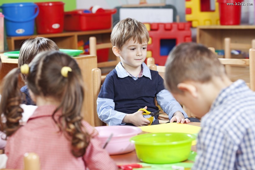 小朋友快乐玩耍的图片