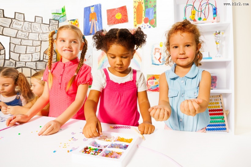 小朋友快乐玩耍的图片