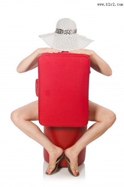 手拿旅行箱的美女图片大全