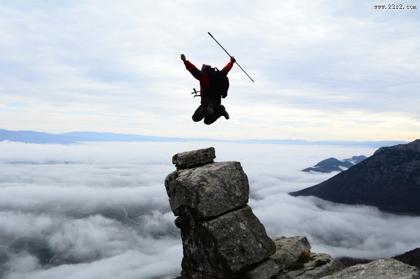 山峰飞跃的人影图片