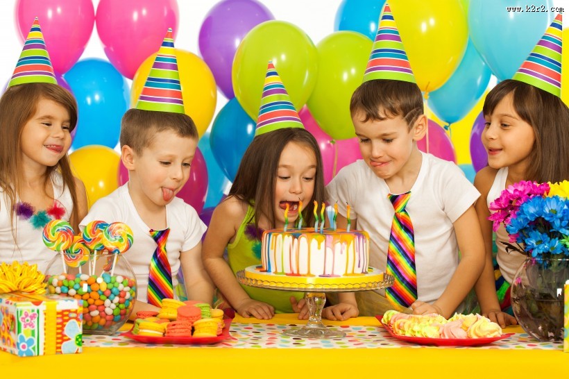 庆祝生日的小朋友图片