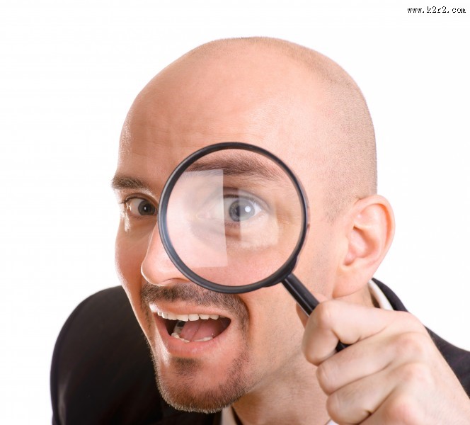 手拿放大镜的人物图片