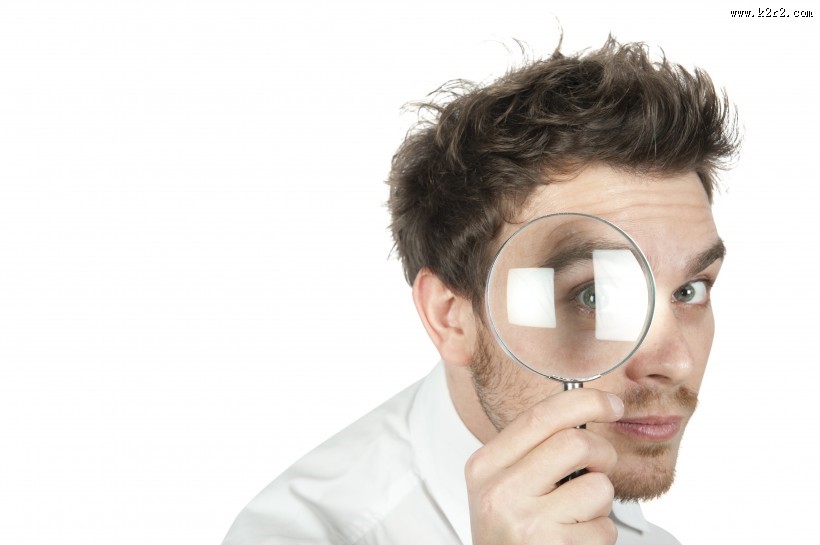 手拿放大镜的人物图片