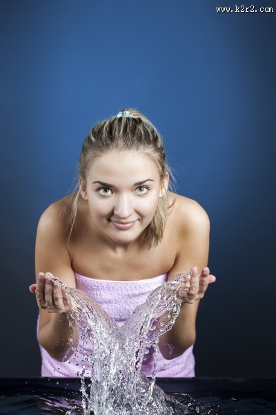 洗脸的美女图片