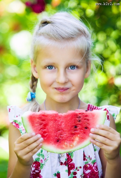 开心吃西瓜的人物特写图片