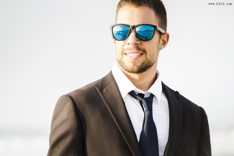 夏日带着太阳眼镜的时尚青年图片