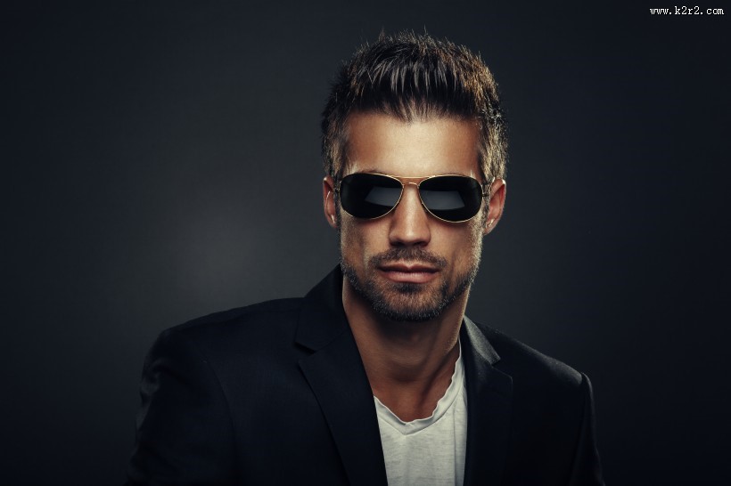 夏日带着太阳眼镜的时尚青年图片