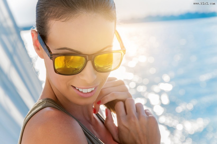 夏日带着太阳眼镜的时尚青年图片