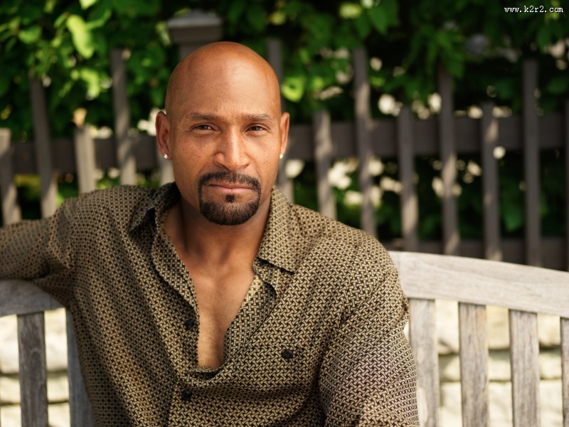 留着光头的男人图片