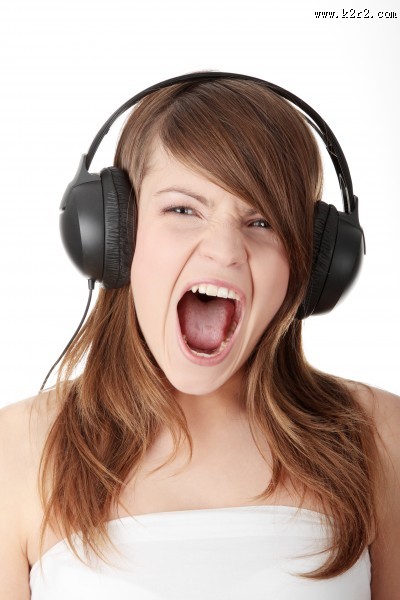 用耳机听音乐的时尚青年图片