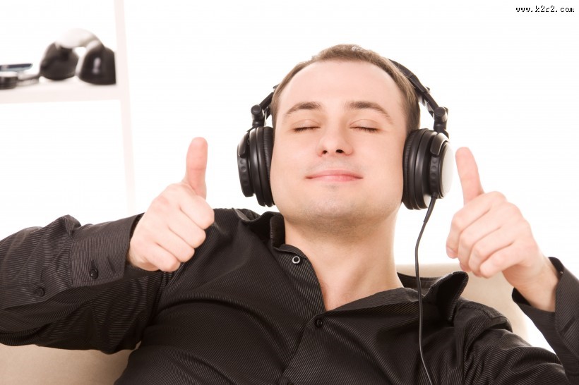 用耳机听音乐的时尚青年图片