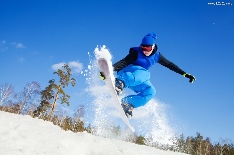 开心滑雪的一家人图片