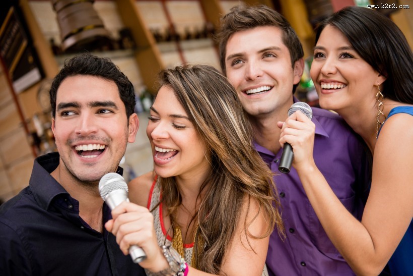 一起KTV唱歌的时尚青年图片