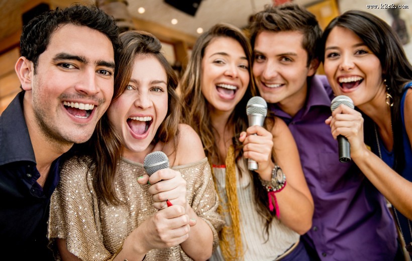 一起KTV唱歌的时尚青年图片