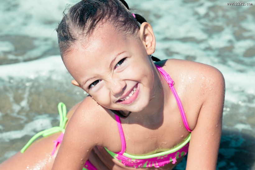 沙滩上的可爱儿童图片大全