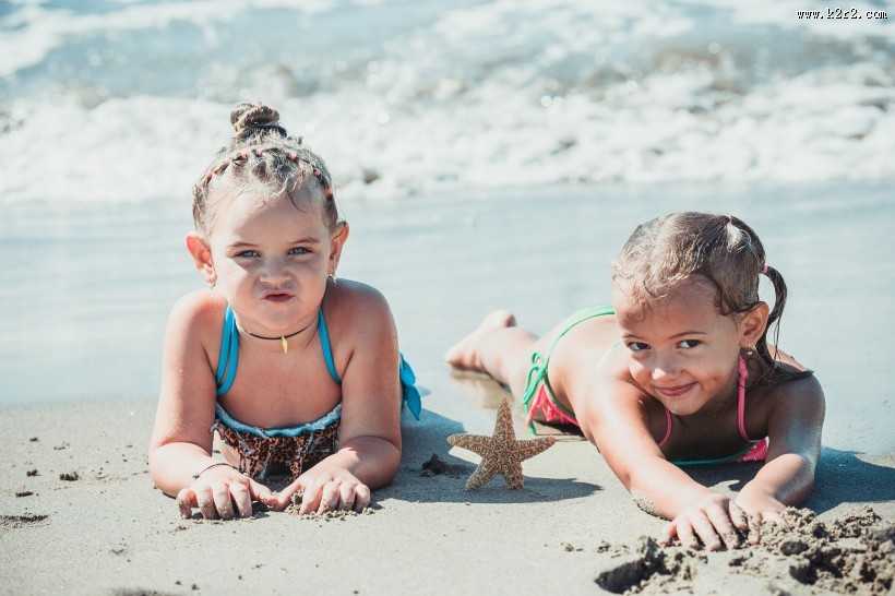沙滩上的可爱儿童图片大全