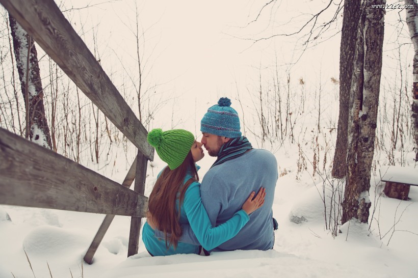 雪景下的人物拍摄图片