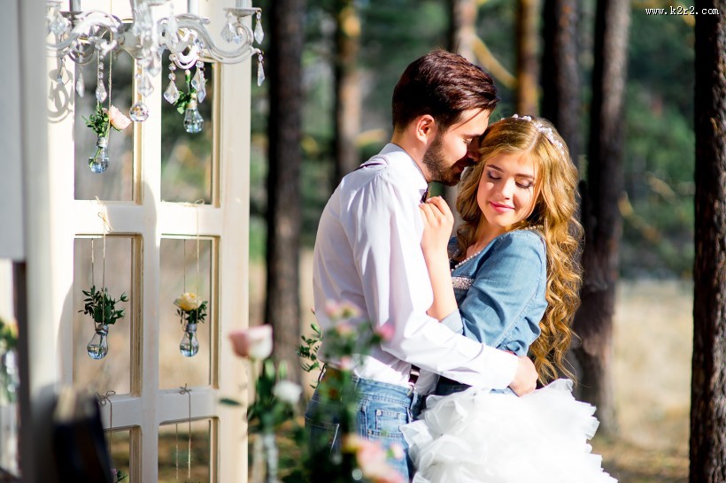 欧美情侣与马图片