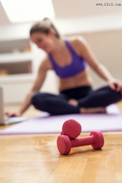 美女练习瑜伽动作的图片