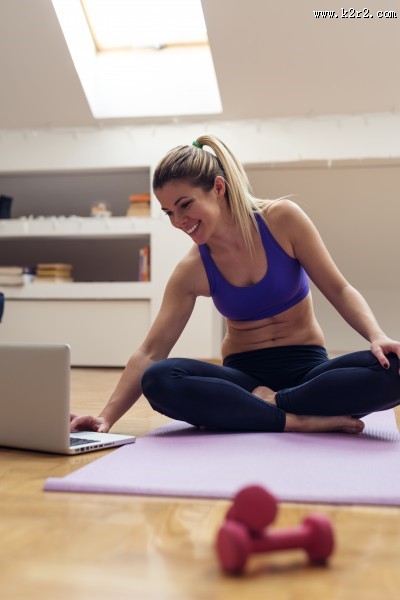 美女练习瑜伽动作的图片