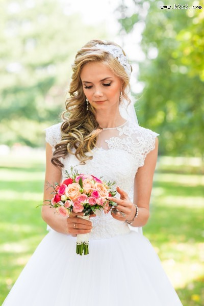 穿婚纱的新娘图片