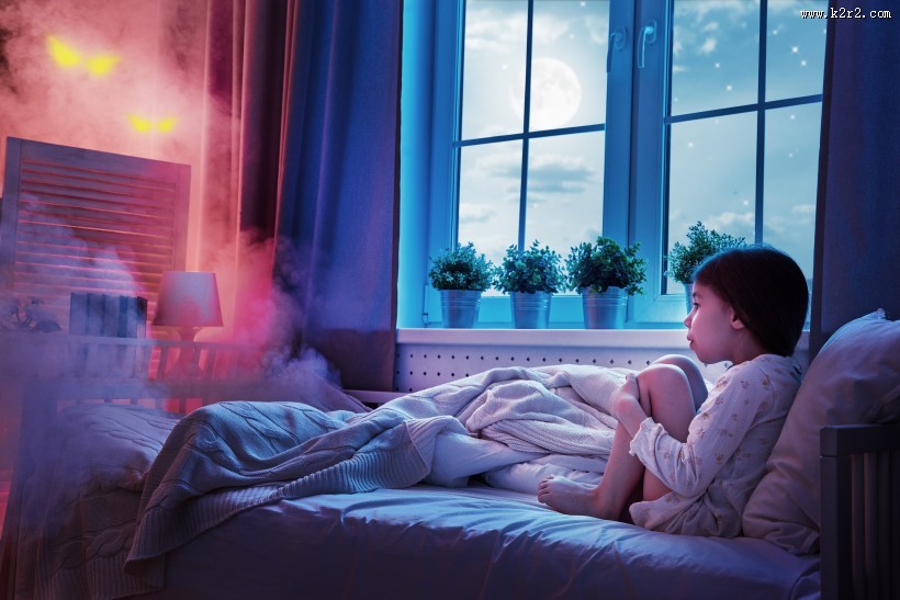 讲故事的母女图片